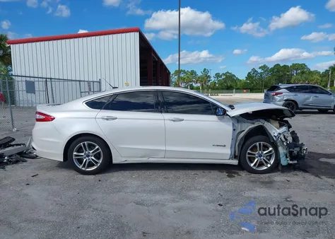 2015 Ford Fusion Hybrid Titanium из США, поврежденный, VIN 3FA6P0RU8FR123653